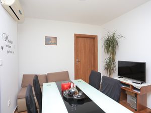 22314185-Ferienwohnung-4-Trogir-300x225-3