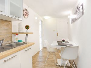 23274017-Ferienwohnung-3-Trogir-300x225-2