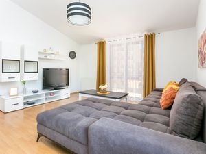 23663750-Ferienwohnung-5-Trogir-300x225-1