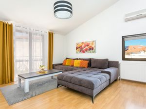 23663750-Ferienwohnung-5-Trogir-300x225-2