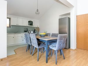 23663750-Ferienwohnung-5-Trogir-300x225-4