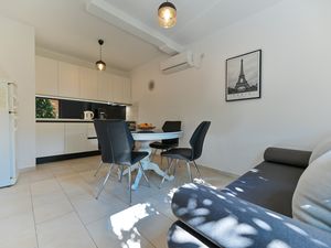 23680219-Ferienwohnung-5-Trogir-300x225-2