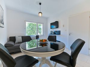 23680219-Ferienwohnung-5-Trogir-300x225-3