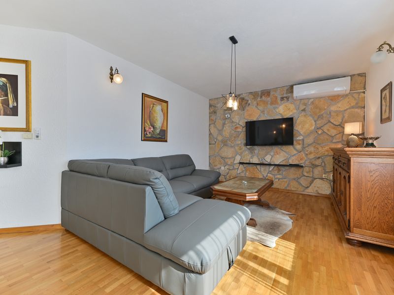 23680220-Ferienwohnung-7-Trogir-800x600-1