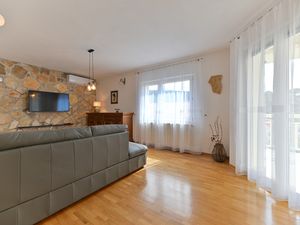 23680220-Ferienwohnung-7-Trogir-300x225-4