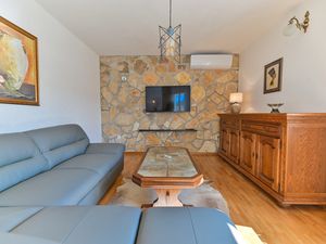 23680220-Ferienwohnung-7-Trogir-300x225-5