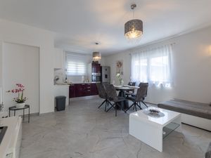 23698942-Ferienwohnung-5-Trogir-300x225-1