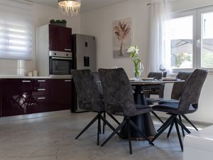 23698942-Ferienwohnung-5-Trogir-300x225-5