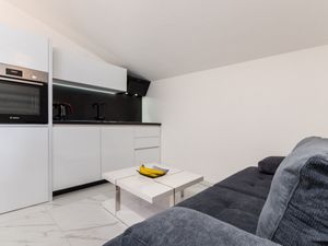 23964518-Ferienwohnung-3-Trogir-300x225-1