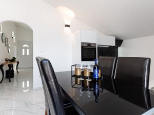 23964518-Ferienwohnung-3-Trogir-300x225-3