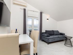 23964515-Ferienwohnung-3-Trogir-300x225-2