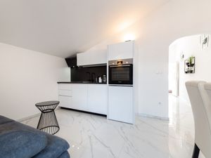 23964515-Ferienwohnung-3-Trogir-300x225-3