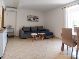 23992746-Ferienwohnung-4-Trogir-300x225-2