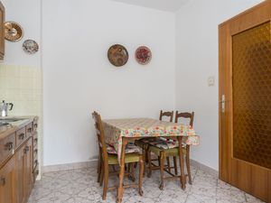 24017215-Ferienwohnung-4-Trogir-300x225-5