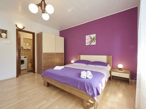 23931660-Ferienwohnung-4-Trogir-300x225-5