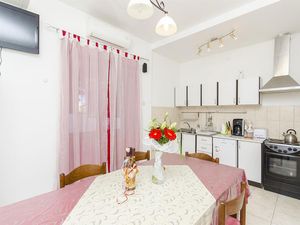 23931026-Ferienwohnung-6-Trogir-300x225-4