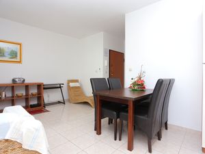 23931298-Ferienwohnung-5-Trogir-300x225-4