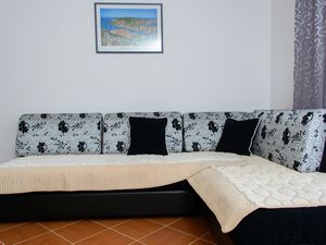 23932220-Ferienwohnung-4-Trogir-300x225-1