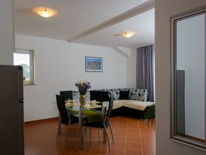 23932220-Ferienwohnung-4-Trogir-300x225-2