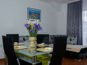 23932220-Ferienwohnung-4-Trogir-300x225-3