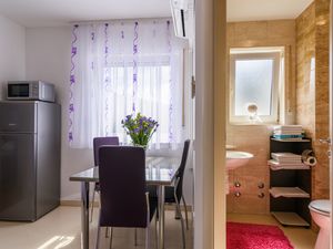 23932222-Ferienwohnung-3-Trogir-300x225-3