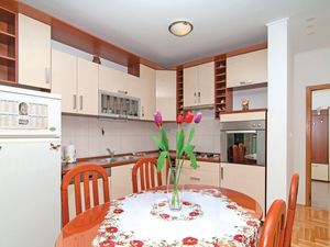 23730580-Ferienwohnung-5-Trogir-300x225-1