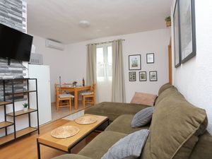 24026440-Ferienwohnung-4-Trogir-300x225-1