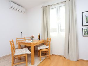 24026440-Ferienwohnung-4-Trogir-300x225-3