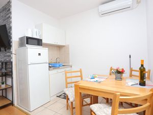 24026440-Ferienwohnung-4-Trogir-300x225-4