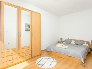 24026440-Ferienwohnung-4-Trogir-300x225-5