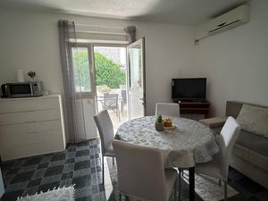 24026453-Ferienwohnung-4-Trogir-300x225-1