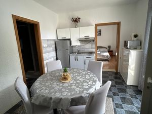 24026453-Ferienwohnung-4-Trogir-300x225-2