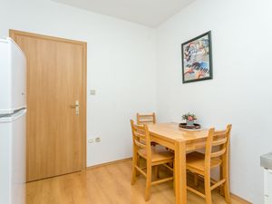 24026456-Ferienwohnung-2-Trogir-300x225-2