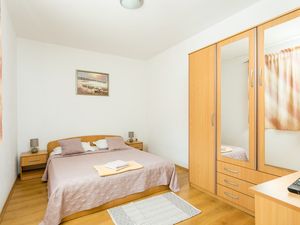 24026456-Ferienwohnung-2-Trogir-300x225-4