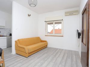 24027843-Ferienwohnung-4-Trogir-300x225-2