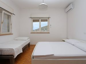 24027843-Ferienwohnung-4-Trogir-300x225-5