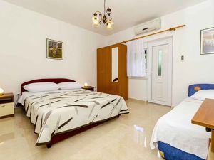 24030792-Ferienwohnung-3-Trogir-300x225-1