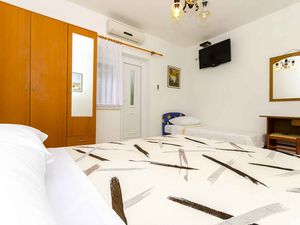 24030792-Ferienwohnung-3-Trogir-300x225-3