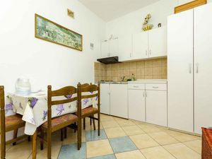 24030793-Ferienwohnung-8-Trogir-300x225-1