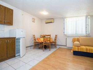 24032890-Ferienwohnung-4-Trogir-300x225-3