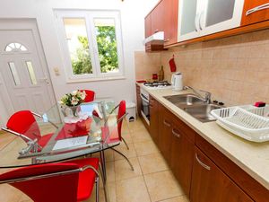 24032927-Ferienwohnung-6-Trogir-300x225-4