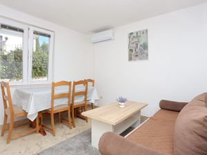 23984359-Ferienwohnung-5-Trogir-300x225-1