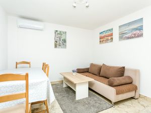 23984359-Ferienwohnung-5-Trogir-300x225-2