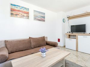 23984359-Ferienwohnung-5-Trogir-300x225-3