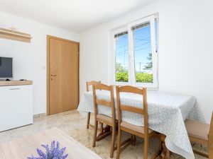 23984359-Ferienwohnung-5-Trogir-300x225-4