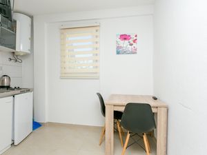 23984356-Ferienwohnung-2-Trogir-300x225-1