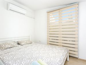 23984356-Ferienwohnung-2-Trogir-300x225-4