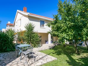 23984356-Ferienwohnung-2-Trogir-300x225-0