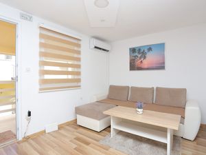 23984354-Ferienwohnung-4-Trogir-300x225-1