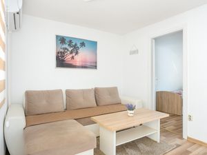 23984354-Ferienwohnung-4-Trogir-300x225-3